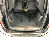 3列目シートを左右にはね上げれば、広大な荷室になります。