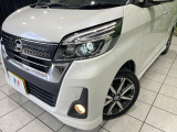 【LEDヘッドライト】悪天候や夜間走行時も良好な視界を確保し安心して運転できる高輝度LEDヘッドライトを装備!点灯速度が早く、消費電力も抑えられています。