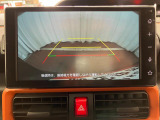 【バックカメラ】 駐車時に車両後方の様子を見ることができるので、運転の不安を軽くします。