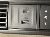 エアコン操作パネルの左側に、スマートフォンなどの充電可能なUSB端子と、音源などの外部入力の可能なUSB端子がついています。移動中に充電もできるので便利です。
