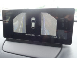狭い場所での駐車やすれ違いなどでより的確な運転操作に役立つ360&deg;ビューモニターが装備されています。