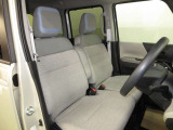 ドライバー目線で、使いやすく安全操作性と良好な視界を実現した運転席です。
