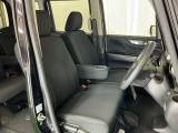 【ベンチシート】運転席と助手席の移動もスムーズ!狭い駐車場での乗り降りや、お子様の乗り降りにも便利です。座席の間にコンソールボックスやドリンクホルダーがないため、車内空間が広く感じます。
