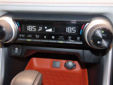 左右独立温度コントロールフルオートエアコンです。運転席、助手席それぞれで独立して温度設定ができます。冷え性の方が乗っても安心ですね♪