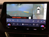 レクサスのお車はすべてバックモニターを標準装備。駐車時のご不安を解消する、パノラミックビューモニターも装備しています。