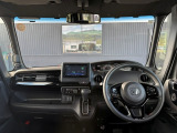 運転席から見たステアリング周辺の様子になります。シフトもインパネ内にスッキリ収納されており、操作が分かりやすく、運転しやすい配置になっております!