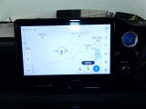 10.5インチのディスプレイオーディオ装着です。スマホとの通信で様々なサービスが楽しめます。TV視聴にも対応しています。