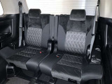 3列目シートは跳ね上げ式で折りたたみ可能です。キャンプ用品など大きな荷物もばっちり収納可能です!