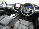 中央には縦型のセンターディスプレイを配置し、ナビゲーションや車両設定、空調などの機能を集約。シンプルな操作体系により、先進性と使いやすさを両立しています。