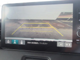 【リアカメラ】リバースに入れるだけで後方の映像が映ります。安全確認や、狭い駐車場での車庫入れ、雨の日や夜間など視界の悪い時に便利です。安全にバックする為には欠かせない装備です。
