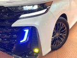 【三眼LEDヘッドライト】スタイリッシュな見た目の三眼LEDヘッドライトを装備♪スタイルだけでなく、夜間の走行も視界良好で安心してお乗りいただけます。