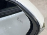【ブラインドスポットモニター】走行中、ドアミラーの死角になりやすい箇所に後続車が接近するとサイドミラーのレンズに警告を表示!ドライバーに注意喚起をしてくれます。