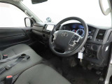 シンプルで使いやすいデザインの運転席です。