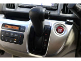 インパネシフトだから視線の移動も少なく足元もスッキリ♪運転席もゆったりしているのでゆとりを持ってドライブできますね!