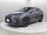 レクサスのコンパクトクロスオーバーSUV「NX」。本革シートや三眼フルLEDヘッドライトを装備する「NX350hバージョンL」です。