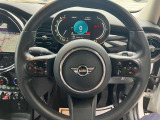 丸を基調としたMINIらしい運転席デザイン