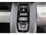 Honda軽で初採用のエレクトリックギアセレクター。後退するRは引き、前進するD/Bは押す、感覚にマッチした操作感。くだり坂や前走車との車間をキープしたいときなどは、ワンプッシュでBレンジに切り替えられます