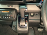 運転席周辺のスマートなレイアウトが、操作のしやすさを実現。快適なドライブをサポートします。