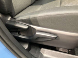 運転席シート座面は上下アジャスター付きです。お好みの位置に調整可能です。