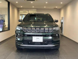 Jeep伝統のセブンスロットルグリルを引継現在風にアレンジされております。
