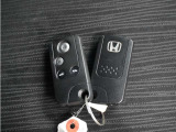 ◆スマートキー◆カギをバッグやポケットに入れたままでもドアロックの開閉ができる『スマートキー』付き!雨天や暗くなってもカギを取り出す必要がなくドアの開錠&エンジンも始動できます