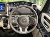 インテリアに合わせたデザインのステアリングは、運転される方のことも考え、運転しやすい形状、大きさです。是非一度、実際に触ってお確かめください。