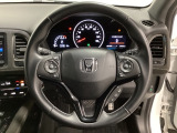 ハンドルにHondaセンシング系のクルーズコントロールやレーンキープアシストなどのスイッチと、オーディオの操作スイッチが装備されています。ハンドルから手を離さず安全に操作できます。