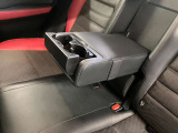 後部席のアームレストにはドリンクホルダーもついております