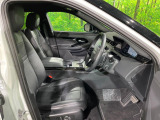 質感の高いシートでございます。使用感が出やすい運転席ですが、綺麗な状態を保っております。前席の状態は内装の状態を見る大きなポイントになると思いますので、是非一度、実際にご覧くださいませ。