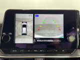 【アラウンドビューモニター】まるでクルマを真上から見下ろしたかのような視点で駐車をサポートします!クルマの斜め後ろや真横など、前後左右の4つのカメラの映像が合成されて、モニターに映し出されます。
