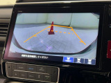 バックカメラの画像です。ガイドラインがスムースな車庫入れをサポートいたします。車庫入れの安心感がアップしますね。
