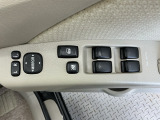 室内からミラーの開閉が可能な電動格納ミラー、ドアミラーを室内からコントロールする事が出来るリモコンミラースイッチ、全席パワーウインドウ付きです!