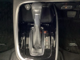 「e:HEV」は、モーター走行を中心にしながら電気エネルギーやエンジン動力を最も効率よく使い分けることができる賢いハイブリッドシステムです。サイドブレーキはスイッチ操作の電子制御パーキングブレーキです