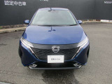 LEDヘッドライトは、本当に明るくて安全です。暗い夜道からお客様を守ってくれます。運転しやすいですし、黄色いハロゲンライトと見比べてください。