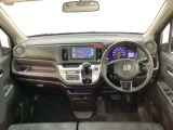 車内は光触媒抗菌消臭施工済です。インパネ周りはスタイリッシュなデザインで機能や装備も充実しています。グローブボックスやカップホルダーのほかにトレーなどたくさんの収納スペースが付いています。