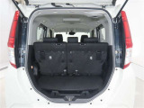便利な6:4分割可倒式シートです。収納と乗車人数のバランスに優れています♪荷物の大きさに応じたラゲージスペースをフレキシブルに作り出せるので、シーンに応じた使い方ができます♪