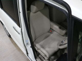 程よい硬さとホールド性が高いシートで長時間運転も快適です。