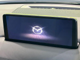 【10.25インチマツダコネクト】車内の雰囲気にマッチした大型ディスプレイ。スマホ接続でのナビ使用やBluetooth再生等、様々な機能が楽しめます。直感的なダイヤル操作が可能で、使い勝手も良好です。