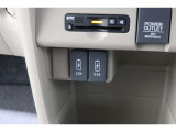 充電用USBジャック(急速充電対応タイプ2個付)を装備しております。