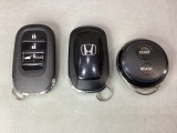 スマートキーを装備しています。鍵を差し込むことなくドアロックの開け閉めと、スタートボタン操作でのエンジンスタートができます。加えて、純正リモコンエンジンスターター用の操作キーもついています。