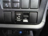 運転席からインパネ部のスイッチを押すだけで、スライドドアが自動で開閉します!両側タイプより低燃費なところもポイントです!お子様が道路側に飛び出してしまう危険性が少なくなるというメリットも★