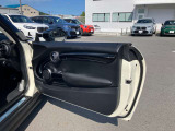 リアフォグランプが付いております。雨や霧が深い日に点灯することで、後車からの追突を防止する役割があります。