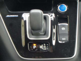 「未来」の運転感覚。手のひらで包むようにしてシフトする電制シフト。お問い合わせは03-5672-1023へ