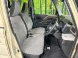 運転席まわりには十分なスペースがあり、大柄な方でもゆったり運転していただける環境です。