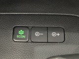 ECON モードをON にするとアクセルペダルの動きに対するエンジンの反応とエアコンの制御を切り換えることで、燃費のいい運転をするドライバーがペダルを踏んだ時と同じようにエンジンを制御します。
