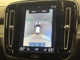 【360&deg;ビューカメラ】4台の高解像度カメラで360度の鳥瞰図を表示。隣の車や壁、死角にある障害物などを画面で確認できるため、狭いスペースでの駐車・出入りも安心です。