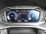 重厚感と安定感があり、同時にダイナミックさも備えるAudiの走り。機能やデザインが革新的なメーター。