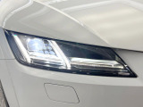●LEDヘッドライト:夜間走行時も良好な視界を確保し安心して運転できる高輝度LEDヘッドライトを装備!点灯速度が早く、消費電力も抑えられています。