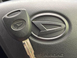 【キーレス】少し離れた場所からでもボタン一つでドアの開錠・施錠ができるのでとっても便利!ドアの鍵穴周りに傷をつけることもありません♪