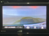 【バックカメラ】運転が苦手な方も車庫入れラクラクです!ギアをリバースに入れれば自動的に切り換わりますので、面倒な操作は不要です♪狭い駐車場もお車を傷つけず安心ですね!